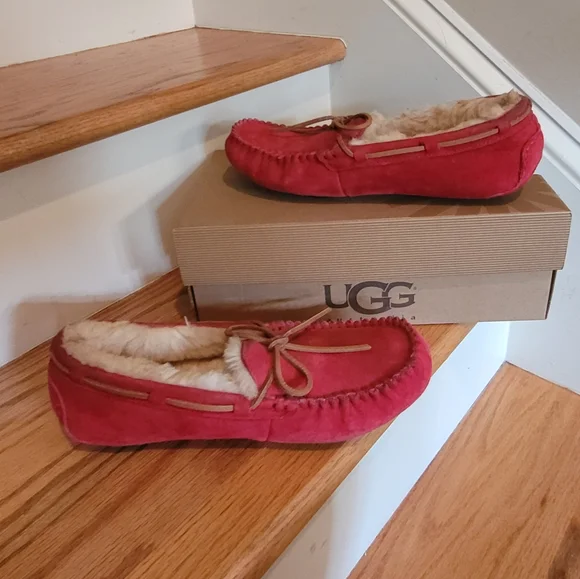 Women's UGG Red Slippers with Fuzzy Inside - Picture 1 of 5